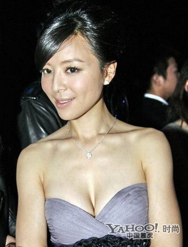 Người đẹp điềm đạm Trương Tịnh Sơ lâu lâu cũng "chơi trội" một lần khoe vòng một gợi cảm. Người đẹp điềm đạm Trương Tịnh Sơ lâu lâu cũng "chơi trội" một lần khoe vòng một gợi cảm.