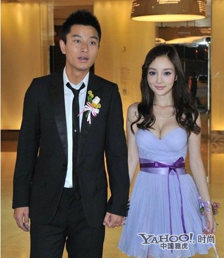 Lý Tiểu Lộ cũng "khoe" vòng một bất thường bên cạnh bạn trai. Lý Tiểu Lộ cũng "khoe" vòng một bất thường bên cạnh bạn trai.