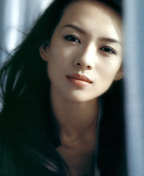 Chương Tử Di theo học tại Học viện múa Bắc Kinh, khoa múa dân gian từ năm 1990 đến 1996, năm 1996 đến 2000 theo học tại Học viện hí kịch Trung ương