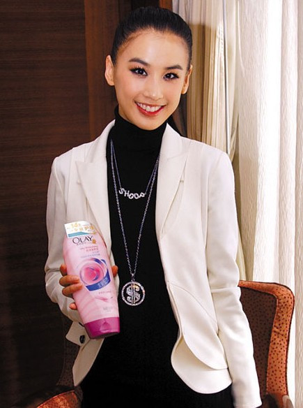 Học viện điện ảnh Bắc Kinh là nơi cung cấp rất nhiều tài năng cho màn ảnh Hoa ngữ, Huỳnh Thánh Y cũng là ngôi sao bước ra từ ngôi trường này.