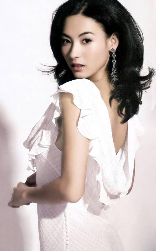 Trương Bá Chi tốt nghiệp trường trung học Holmes College ở Australia và quay về Hồng Kông năm 1998.