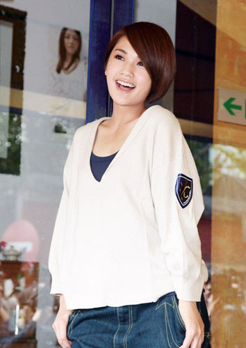 Mái tóc suôn mềm lệch ngôi đáng yêu.