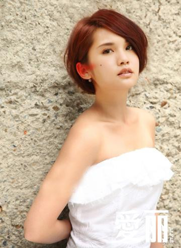 Làm cô dâu với mái tóc tém cũng đẹp đâu thua kém ai.