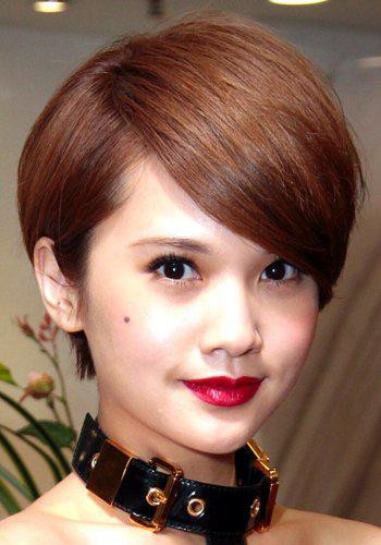 Cắt ngắn hơn với đuôi tóc, mái chảy dài che khuất một bên mặt rất bí ẩn và cuốn hút.