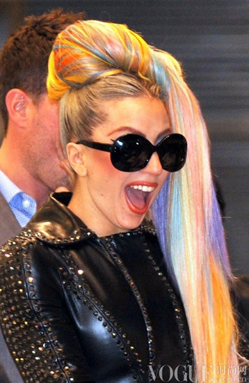 Luôn trang điểm rất đậm và nổi bật chốn đông người bởi phong cách không giống ai. Luôn trang điểm rất đậm và nổi bật chốn đông người bởi phong cách không giống ai.