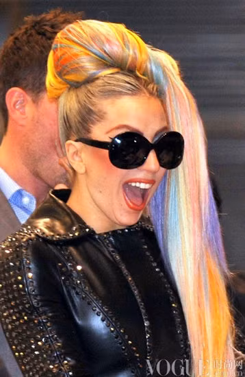 Luôn trang điểm rất đậm và nổi bật chốn đông người bởi phong cách không giống ai. Luôn trang điểm rất đậm và nổi bật chốn đông người bởi phong cách không giống ai.