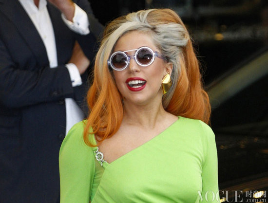 Mái tóc của cô chẳng khác gì chú mèo tam thể. Mái tóc của cô chẳng khác gì chú mèo tam thể.