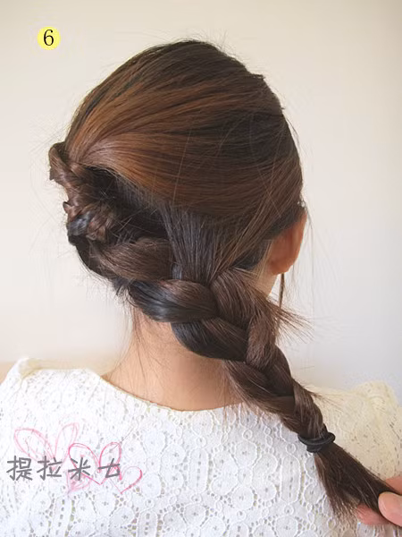 Sau đó kéo phần tóc đó lệch sang phải hợp cùng với phần tóc còn lại phía dưới và tết lại thật gọn gàng.