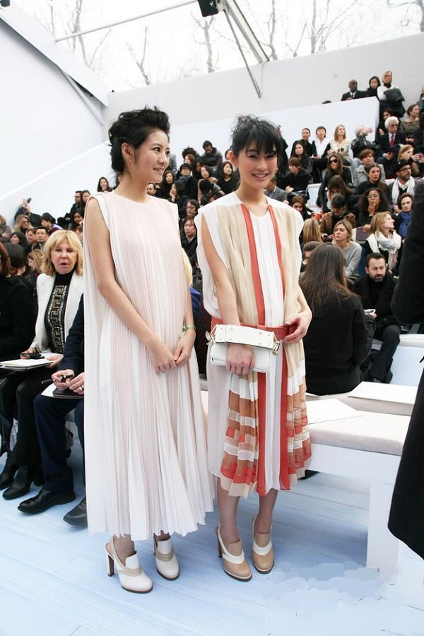 Váy trắng liền thân xếp li giúp cô nàng siêu gầy An Dĩ Hiên đầy đặn hơn và tinh tế hơn. Váy trắng liền thân xếp li giúp cô nàng siêu gầy An Dĩ Hiên đầy đặn hơn và tinh tế hơn.