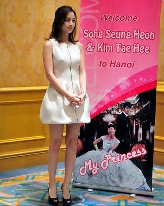 Kim Tae Hee luôn để lại ấn tượng trong lòng mỗi người với hình ảnh xinh xắn thanh thuần nhưng kiêu sa, góp phần để xây dựng hình ảnh đó không thể thiếu được chiếc váy trắng. Kim Tae Hee luôn để lại ấn tượng trong lòng mỗi người với hình ảnh xinh xắn thanh thuần nhưng kiêu sa, góp phần để xây dựng hình ảnh đó không thể thiếu được chiếc váy trắng.