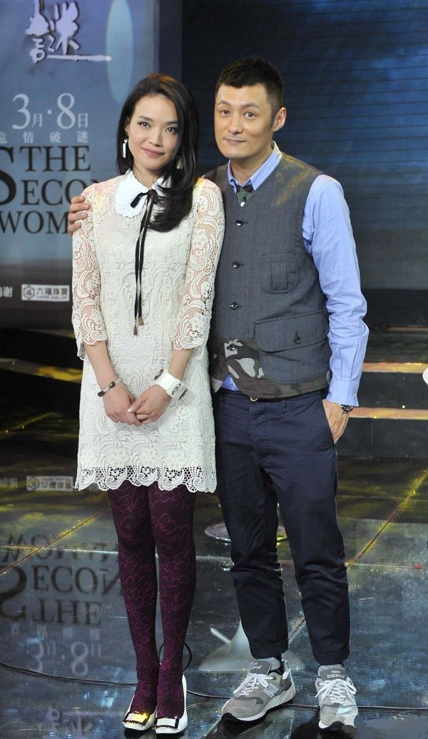 Cô nàng Thư Kỳ có sở thích kết hợp váy với quần tất, váy trắng đi cùng quần tất màu tím rất nổi bật. Cô nàng Thư Kỳ có sở thích kết hợp váy với quần tất, váy trắng đi cùng quần tất màu tím rất nổi bật.