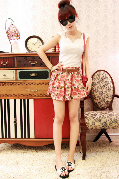 Váy hoa áo trắng, sự kết hợp tinh tế và trẻ trung khoe được dáng người mảnh khảnh.