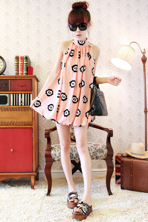 Thời trang với váy búp khoe vai thon chân dài.