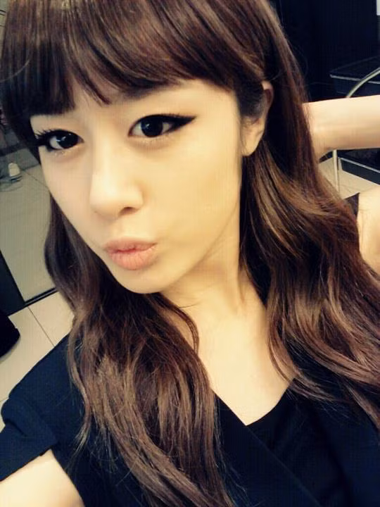 Lúc trang điểm cũng tranh thủ.