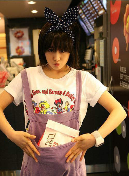 Tóc ngắn, cài nơ cùng hành động dễ thương càng khiến fan "điên đảo".