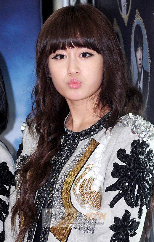 Đi chơi hay họp báo cũng sẽ thể hiện hành động "mỏ vịt" .