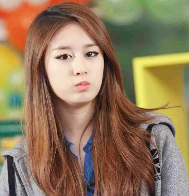 Tuy nhiên, không thể phụ nhận hành động này khiến cô nàng dễ thương, gần gũi với fan hơn.