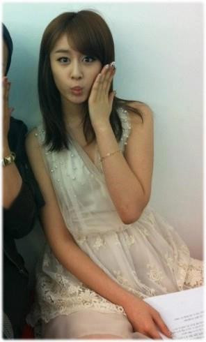 Tạo dáng với bạn bè cũng không thể bỏ qua kiểu tạo hình sở trường này.