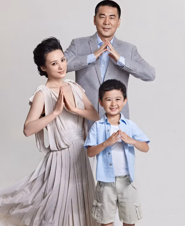 Học viện điện ảnh Bắc Kinh, khóa 1994, nổi danh với "Tây Thi", "Phong vân", "Trời xanh đổ lệ",...