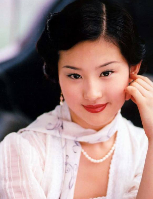 Nổi tiếng từ năm 16 tuổi với bộ phim đầu tay "Gia tộc kim phấn".