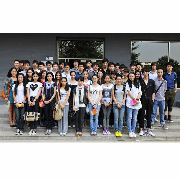 Vì bận rộn đóng phim nên cô đã bỏ lỡ kỳ thi đại học năm 2010, đến năm 2011 Châu Đông Vũ đỗ vào học viện điện ảnh Bắc Kinh. (Trong ảnh chụp Châu Đông Vũ đứng ngay chính giữ trong hàng đầu tiên.)