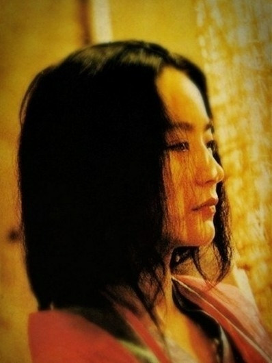 Lâm Thanh Hà lại là người đẹp mang hai khí chất rất khác biệt, tuy vẫn rất mảnh mai nữ tính nhưng gương mặt lại rất cương nghị, mang nét mạnh mẽ của đàn ông.