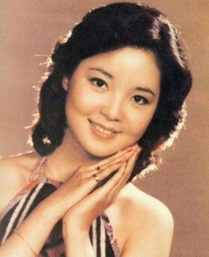 Đặng Lệ Quân, nữ ca sĩ vang danh lừng lẫy một thời với những bản tình ca bất hủ. Vẻ đẹp mộc mạc của bà vẫn mãi rung động lòng người.