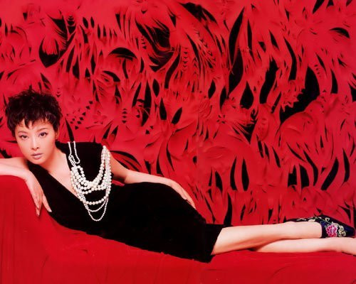 Từ phong cách đến trang phục đều rất hoàn hảo, nhưng thêm vào mái tóc tém lại phá đi hình tượng gợi cảm của Viên Lập. Từ phong cách đến trang phục đều rất hoàn hảo, nhưng thêm vào mái tóc tém lại phá đi hình tượng gợi cảm của Viên Lập.