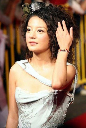 Triệu Vy với mái tóc bông xù hay là tổ quạ? Triệu Vy với mái tóc bông xù hay là tổ quạ?