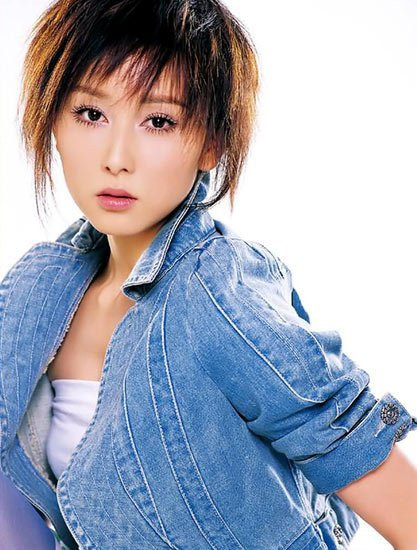 Hồ Tịnh với mái tóc tỉa không ra kiểu dáng gì. Hồ Tịnh với mái tóc tỉa không ra kiểu dáng gì.