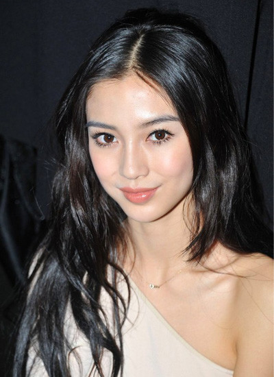 Mái tóc đen dài tự nhiê,n ôm theo khuôn mặt thon đẹp của Angelababy. Mái tóc đen dài tự nhiê,n ôm theo khuôn mặt thon đẹp của Angelababy.