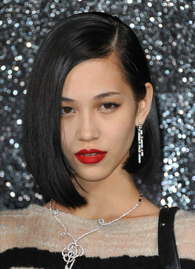 Audrie Kiko Daniel môi đỏ tóc đen mang theo vẻ lạnh lùng nhưng rất cuốn hút. Audrie Kiko Daniel môi đỏ tóc đen mang theo vẻ lạnh lùng nhưng rất cuốn hút.