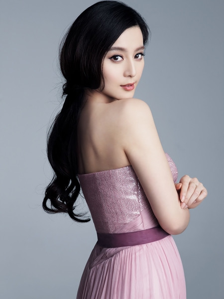 Kiểu tóc đen cổ điển buông nhẹ khiến Phạm Băng Băng gợi cảm hơn. Kiểu tóc đen cổ điển buông nhẹ khiến Phạm Băng Băng gợi cảm hơn.