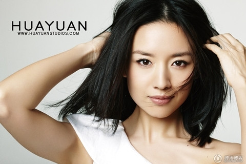 Với khuôn mặt nhỏ nhắn thì một mái tóc dài quá vai ốp vào khuôn mặt giúp Đổng Khiết cuốn hút và tràn đầy sức sống hơn. Với khuôn mặt nhỏ nhắn thì một mái tóc dài quá vai ốp vào khuôn mặt giúp Đổng Khiết cuốn hút và tràn đầy sức sống hơn.