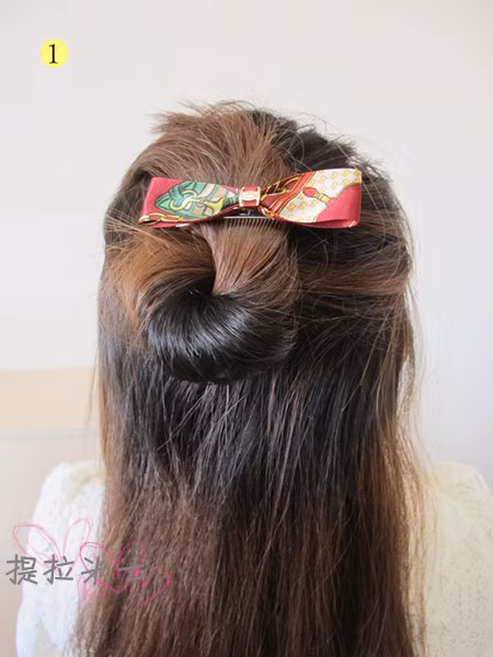 Chia tóc thành hai nửa, buộc gọn phần trên để thuận lợi cho việc tạo kiểu tóc bên dưới.