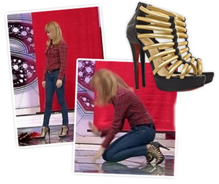 Jessica (SNSD) sở hữu đôi sandal cao gót dòng Christian Louboutin Romaine 140 với giá 1.077 USD (khoảng 22,621 triệu đồng). Jessica (SNSD) sở hữu đôi sandal cao gót dòng Christian Louboutin Romaine 140 với giá 1.077 USD (khoảng 22,621 triệu đồng).