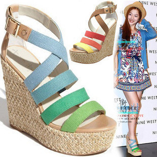 Cô em út dễ thương của f(x) tuy đã cao 1m69 nhưng vẫn diện dôi sandal ngất ngưởng khi ra ngoài. Cô em út dễ thương của f(x) tuy đã cao 1m69 nhưng vẫn diện dôi sandal ngất ngưởng khi ra ngoài.