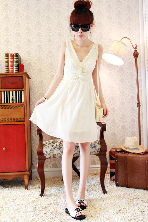 Váy trắng tinh khôi như nữ thần.