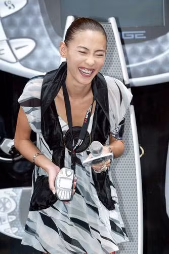 Trả lời họp báo thôi mà Trương Bá Chi cũng cười sung sướng đến thế.