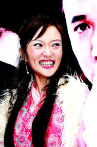 Lý Tiểu Lộ nhe răng dọa người. Lý Tiểu Lộ nhe răng dọa người.