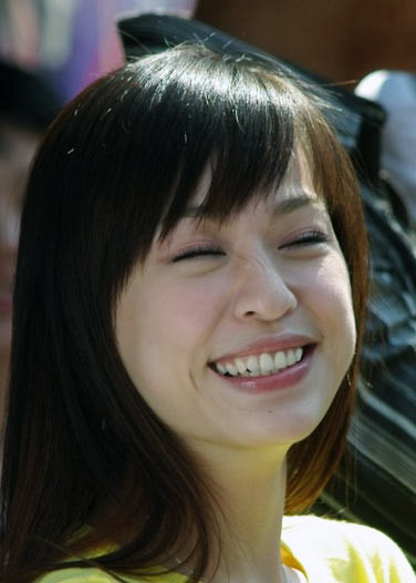 Bây giờ lại khoe răng trắng. Bây giờ lại khoe răng trắng.