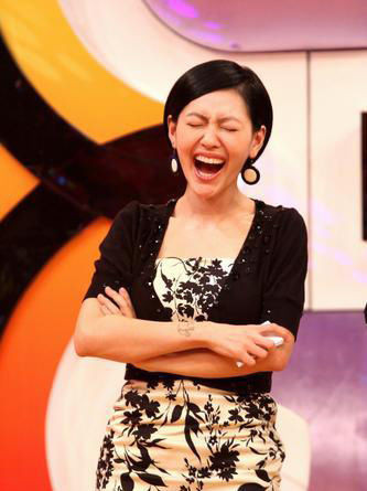 Cô MC Từ Hy Đệ đúng là không giữ ý gì cả, cười quên trời quên đất. Cô MC Từ Hy Đệ đúng là không giữ ý gì cả, cười quên trời quên đất.