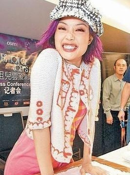 Dung Tổ Nhi đang làm điệu hay đang dọa người? Dung Tổ Nhi đang làm điệu hay đang dọa người?