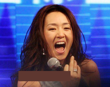 Không biết có việc gì xẩy ra mà Củng Lợi lại há miệng cười phấn khích thế kia? Không biết có việc gì xẩy ra mà Củng Lợi lại há miệng cười phấn khích thế kia?