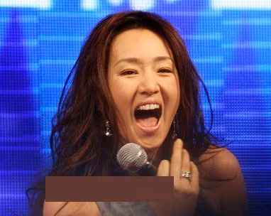 Không biết có việc gì xẩy ra mà Củng Lợi lại há miệng cười phấn khích thế kia?