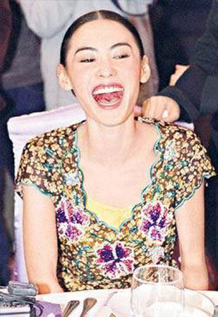 Nụ cười xuyên thấu từ ngoài vào trong. Nụ cười xuyên thấu từ ngoài vào trong.