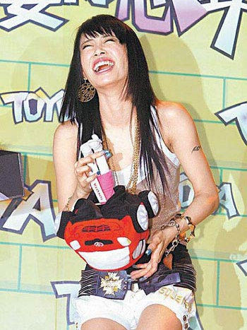 Thái Y Lâm cười thả ga hết mức. Thái Y Lâm cười thả ga hết mức.