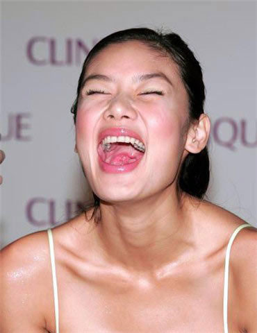 Nhạc Cơ Nhi với điệu cười có một không hai. Nhạc Cơ Nhi với điệu cười có một không hai.