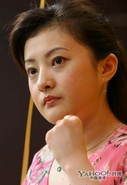 Có lẽ do quá lạm dụng vào mỹ phẩm đên da của Kim Hồng không được mịn màng như ngày nào nữa. Có lẽ do quá lạm dụng vào mỹ phẩm đên da của Kim Hồng không được mịn màng như ngày nào nữa.