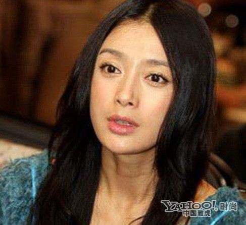 Đặc biệt với mái tóc rẽ giữa càng khiến khuôn mặt của cô già hơn rất nhiều. Đặc biệt với mái tóc rẽ giữa càng khiến khuôn mặt của cô già hơn rất nhiều.